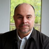 Elton Rivas — Operator & Builder